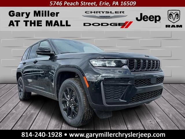 2026 Jeep Grand Cherokee GRAND CHEROKEE LAREDO ALTITUDE 4X4 in Diamond Black Crystal Pearl-Coat Exterior Paint — front three-quarter view