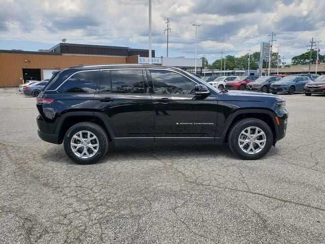 2022 Jeep Grand Cherokee — side profile view
