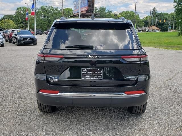 2022 Jeep Grand Cherokee — interior view